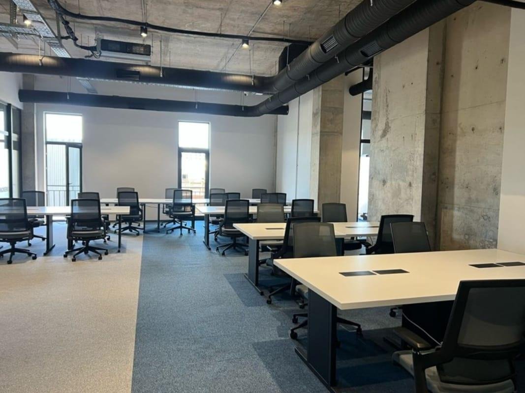 Spacious Work Area for Rent – Ideal for Teams & Startups (1)