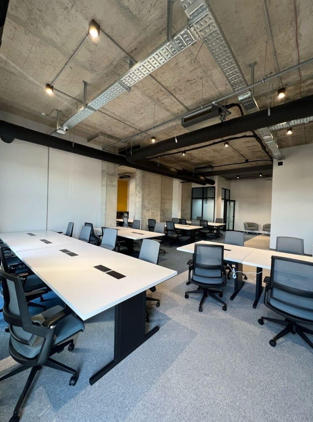 Spacious Work Area for Rent – Ideal for Teams & Startups (7)